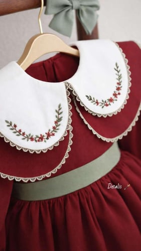 فستان احمر بتطريز اخضر ٣-١٢ سنة