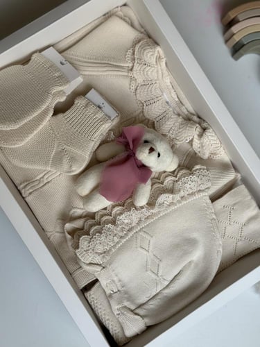 طقم حديثي الولاده بناتي ( بيج )