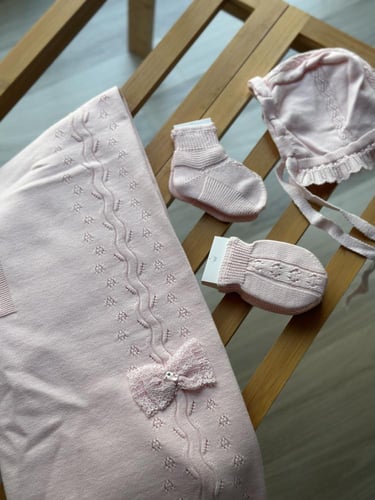 طقم حديثي الولاده بناتي ( وردي )