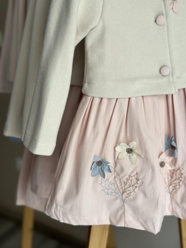 فستان وردي ربيعي مع جاكت شتوي