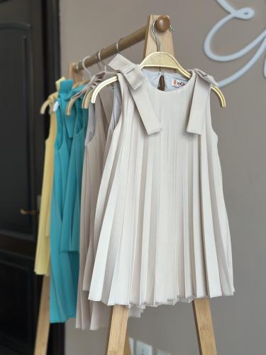 فستان بكسرات ناعمه لون بيج ..