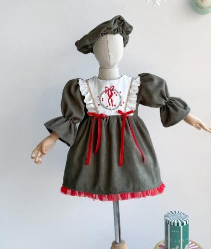 فستان زيتي واحمر مع قبعة زيتي