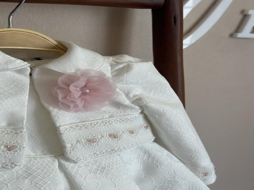 فستلن ابيض بتطريز وردي مع ربطة شعر