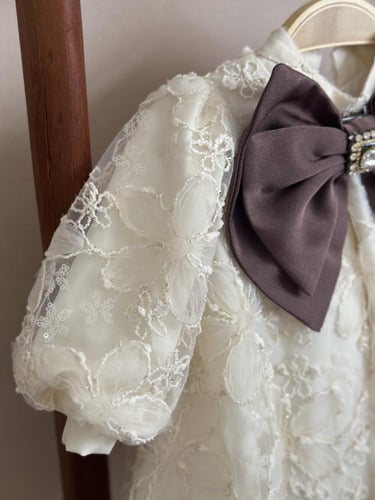 فستان سكري مع فيونكة بني على الصدر