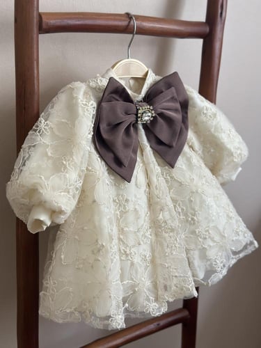 فستان سكري مع فيونكة بني على الصدر