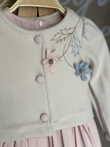 فستان وردي ربيعي مع جاكت شتوي