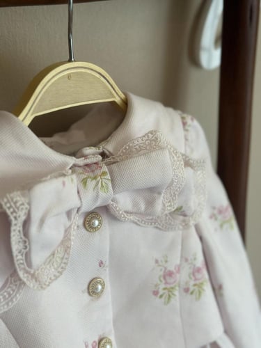 فستان وردي مورد مع جاكت شتوي انيق