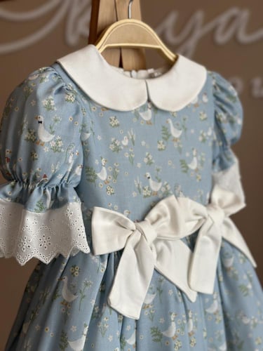 فستان لون سماوي بشرايط بيضاء وتفاصيل انيقة