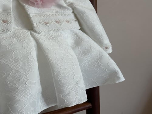 فستلن ابيض بتطريز وردي مع ربطة شعر