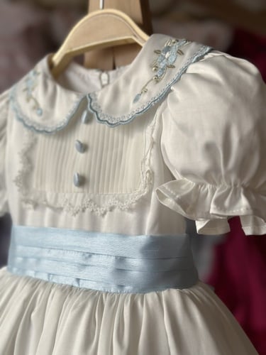 فستان ابيض وسماوي ١-٧ سنوات ( يفضل اخذ اكبر بمقاس...