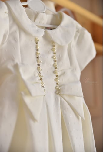 فستان ابيض بتطريز ناعم