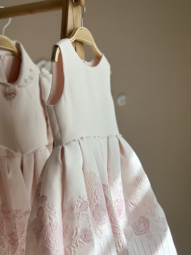 فستان وردي بجاكت ( طوق وشنطة هدية ) مدة التجهيز (٧...