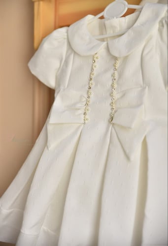 فستان ابيض بتطريز ناعم