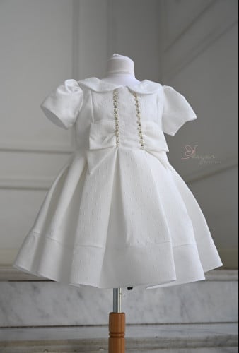 فستان ابيض بتطريز ناعم