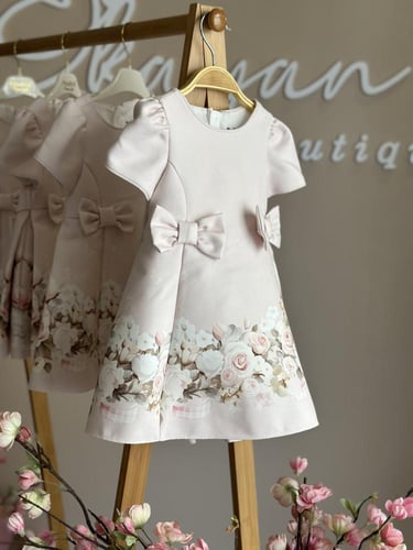 فستان وردي مورد مع ربطة شعر