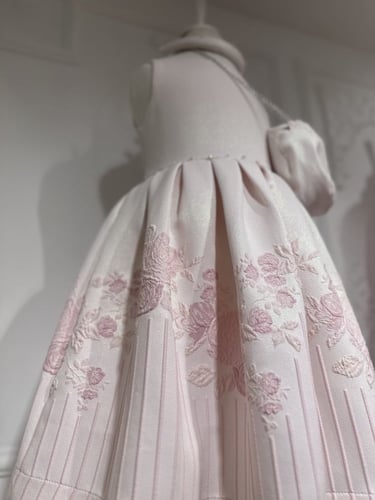 فستان وردي بجاكت ( طوق وشنطة هدية ) مدة التجهيز (٧...