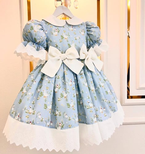 فستان لون سماوي بشرايط بيضاء وتفاصيل انيقة