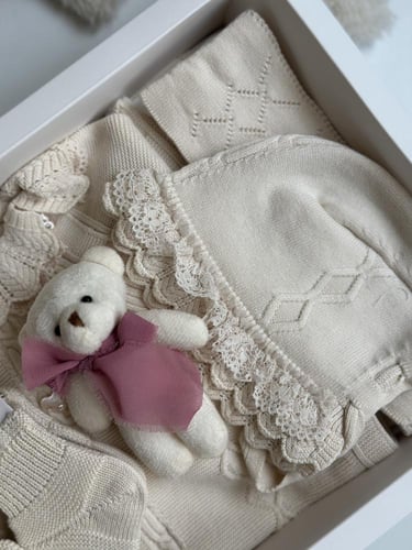 طقم حديثي الولاده بناتي ( بيج )