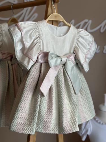 فستان لون وردي وفستقي