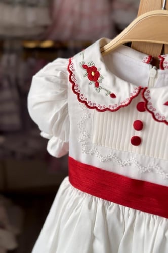 فستان ابيض واحمر ١-٧ سنوات ( يفضل اخذ اكبر بمقاس )