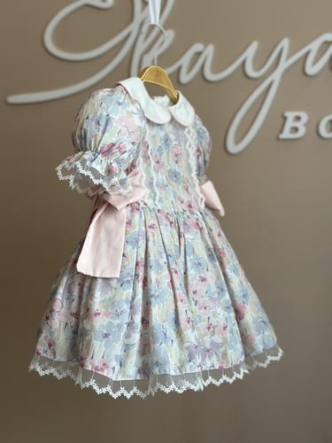 فستان بالوان زاهيه وتفاصيل انيقة