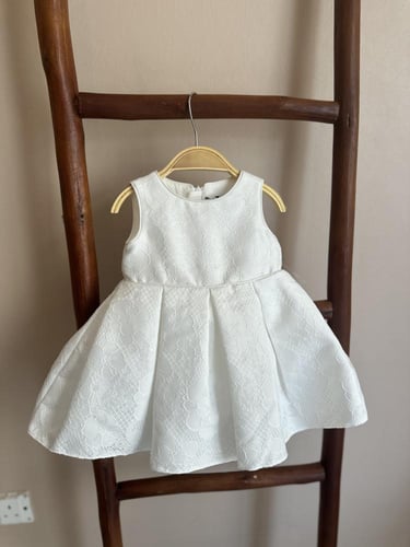 فستلن ابيض بتطريز وردي مع ربطة شعر