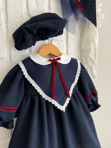 فستان كحلي مع قبعة كحلي