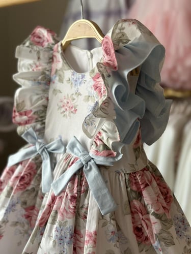 فستان مورد ١-٨ سنوات ( يفضل اخذ اكبر بمقاس )