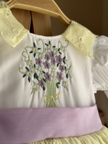 فستان اصفر وموف ١-٦ سنوات ( يفضل اخذ اكبر بمقاس )