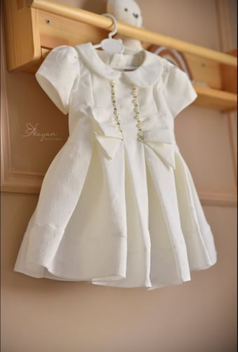 فستان ابيض بتطريز ناعم