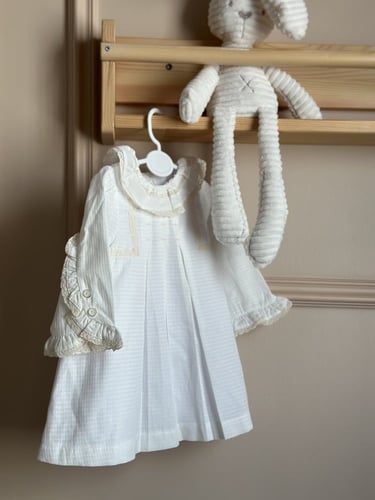 فستان مواليد انيق مع قبعة