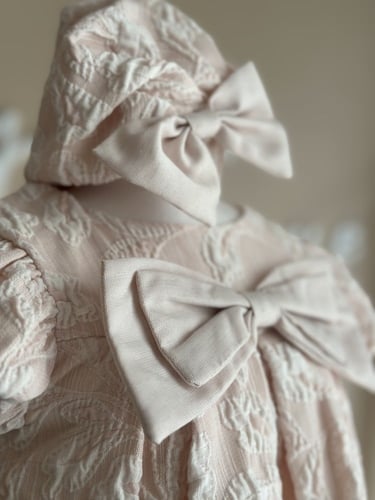 فستان مواليد وردي مع طاقية وشوز