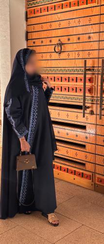 عباية كحلي قصة كلوش بتطريز يدوي