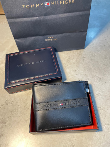 محفظه تومي اسود