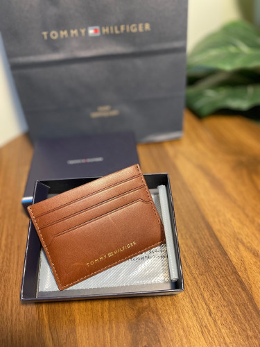 كارد هولدر تومي هيلفيقر بني