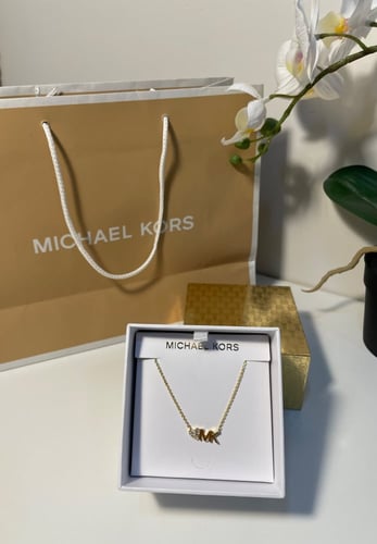 عقد مايكل كورس ذهبي