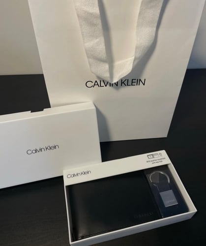 طقم كالفن كلاين محفظه و ميداليه