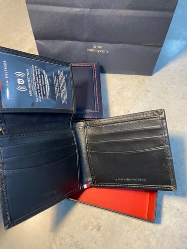 محفظه تومي اسود