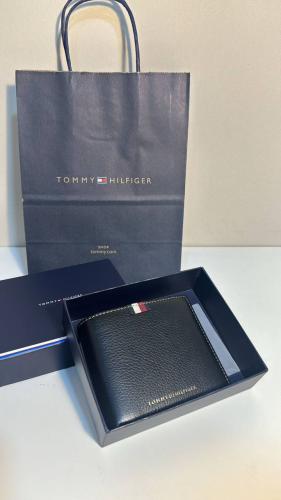 محفظه تومي هيلفيقر