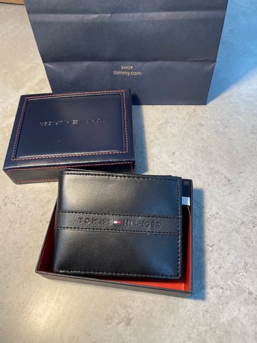 محفظه تومي اسود