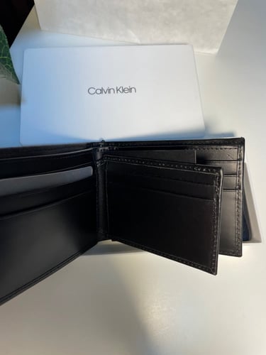طقم كالفن كلاين محفظه و ميداليه