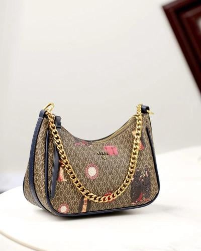 شنطة نسائية بتصميم عصري بلون ازرق