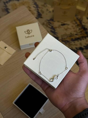 هدية نسائية داخل باقة ورد