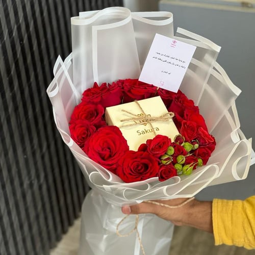 هدية نسائية داخل باقة ورد