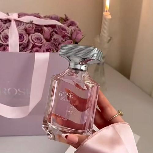 عطر روز دي ماي مع ورد طبيعي