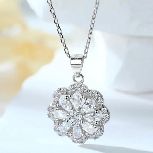 هدية نسائية مع تغليف ورد راقي