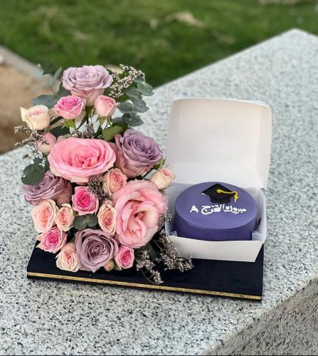 قاعدة ورد وكيك تخرج