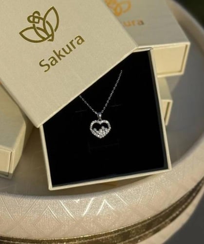 هدية نسائية داخل باقة ورد