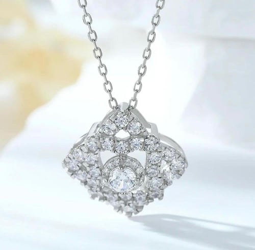 هدية نسائية مع تغليف ورد راقي