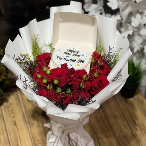باقة ورد وكيك عيد الحب